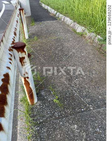錆びたガードレール/The crash barrier 錆びたガードレール/The crash barrier 129688202