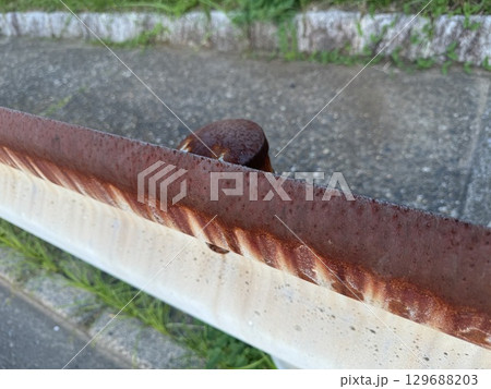 錆びたガードレール/The crash barrier 129688203