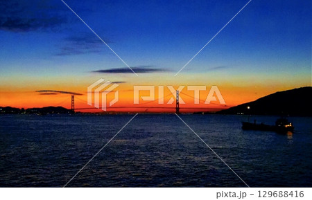 船上で見た朝焼けー明石海峡大橋 129688416