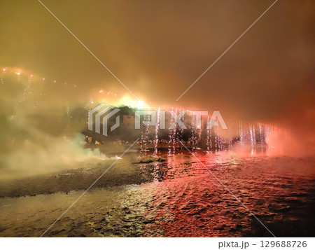 赤い幻想的な大ナイアガラ花火 （第40回越後加茂川夏祭り 大花火大会）2025/8/14 129688726