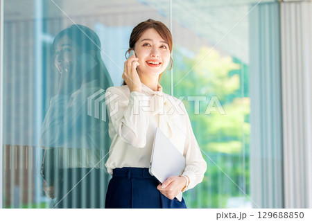 スマホで会話するビジネスウーマン 129688850