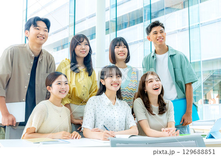 若い大学生　 129688851