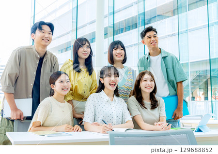 若い大学生　 129688852