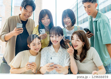 若い大学生　スマホ 129688859