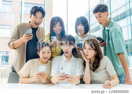 若い大学生　スマホ 129688860