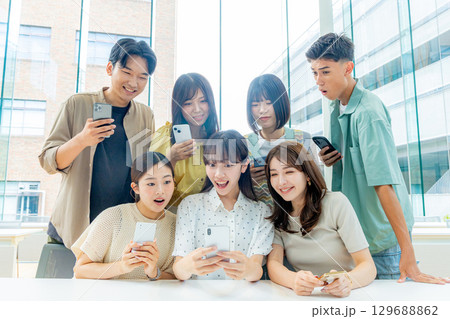 若い大学生　スマホ 129688862