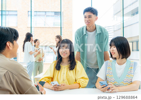 若い大学生　　スマホ 129688864
