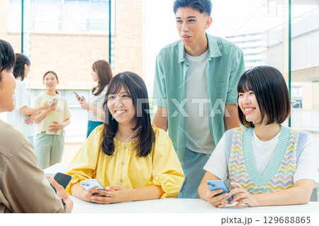 若い大学生　　スマホ 129688865