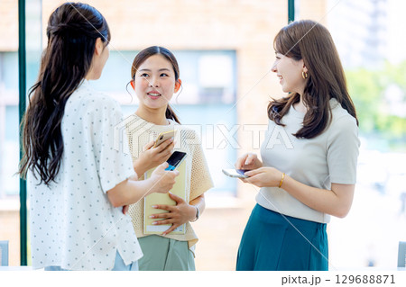 若い大学生　　スマホ 129688871