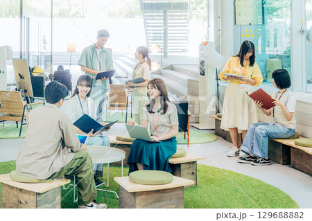 オフィスで働くビジネスウーマン 129688882