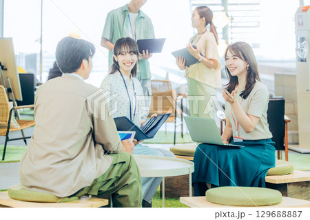 オフィスで働くビジネスウーマン 129688887