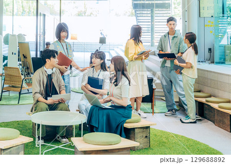 オフィスで働くビジネスウーマン 129688892