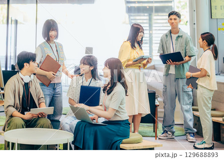 オフィスで働くビジネスウーマン 129688893