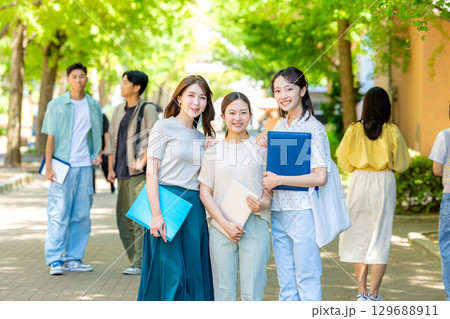 大学生　女性 129688911