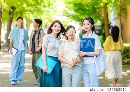 大学生　女性 129688912