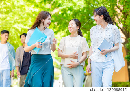 大学生　女性 129688915