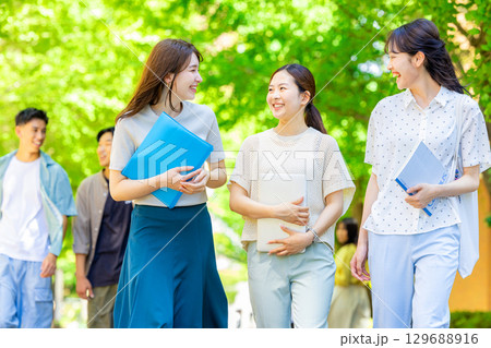 大学生　女性 129688916