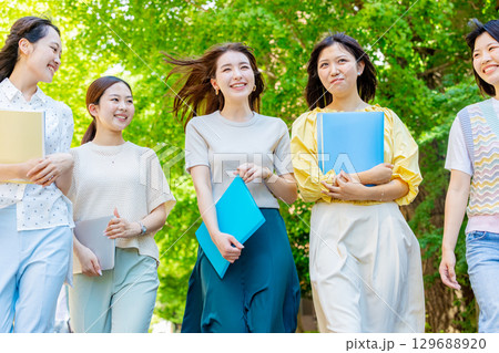 大学生　女性 129688920