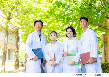 医大　白衣を着た学生 129688922