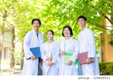医大 白衣を着た学生 医大 白衣を着た学生 129688923