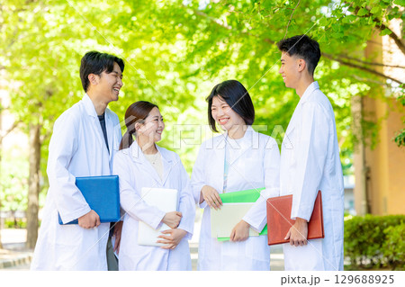 医大 白衣を着た学生 医大 白衣を着た学生 129688925