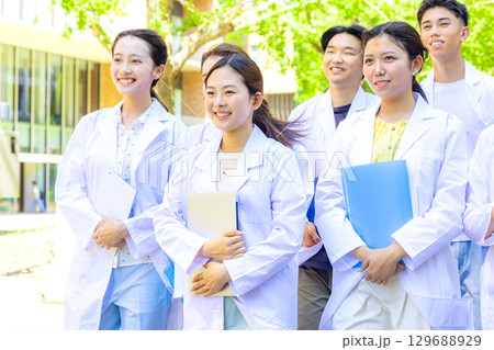 医大　白衣を着た学生 129688929