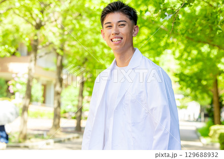 ファイルを持つ白衣の男性 129688932