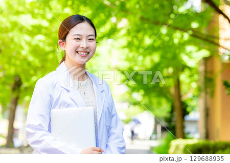 白衣の学生　女性 129688935