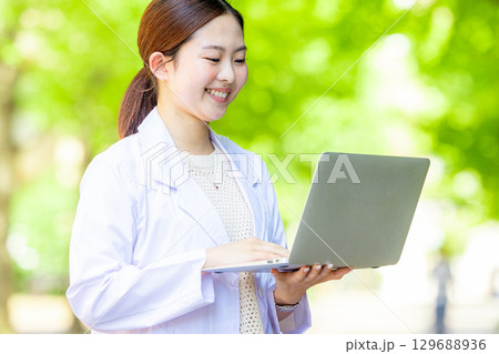 白衣の学生　女性 129688936