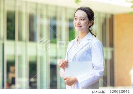 白衣の学生 女性 白衣の学生 女性 129688941
