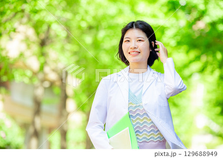 白衣の学生　女性 129688949