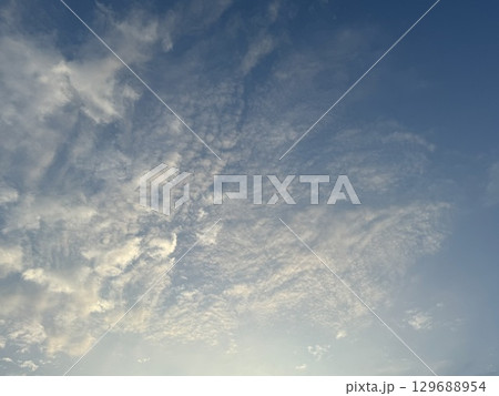夕日に照らされた雲が広がる空/The sky 129688954