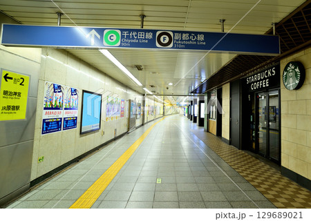 明治神宮前(原宿)駅 地下鉄 千代田線のホーム 明治神宮前(原宿)駅 地下鉄 千代田線のホーム 129689021