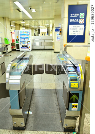 明治神宮前（原宿）駅　地下鉄 千代田線のホーム 129689027