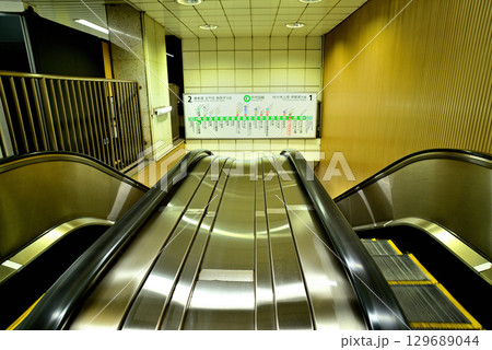 明治神宮前(原宿)駅 地下鉄 千代田線のホーム 明治神宮前(原宿)駅 地下鉄 千代田線のホーム 129689044