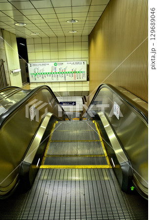 明治神宮前（原宿）駅　地下鉄 千代田線のホーム 129689046