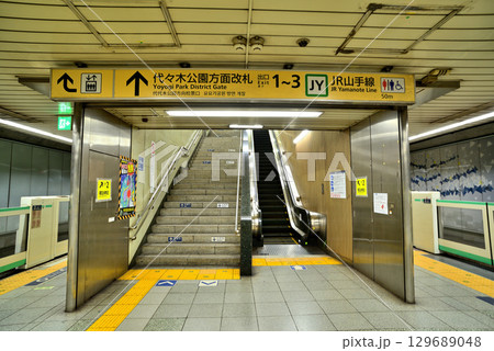 明治神宮前(原宿)駅 地下鉄 千代田線のホーム 明治神宮前(原宿)駅 地下鉄 千代田線のホーム 129689048