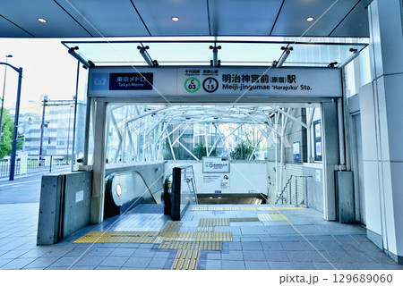 明治神宮前（原宿）駅　地下鉄 千代田線のホーム 129689060