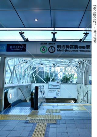 明治神宮前（原宿）駅　地下鉄 千代田線のホーム 129689061