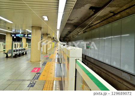 明治神宮前(原宿)駅 地下鉄 千代田線のホーム 明治神宮前(原宿)駅 地下鉄 千代田線のホーム 129689072