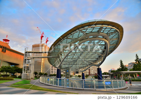《愛知県》名古屋都市風景 栄オアシス21と高層ビルの夕景 《愛知県》名古屋都市風景 栄オアシス21と高層ビルの夕景 129689166