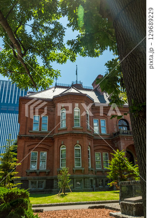改装されて新しくなった北海道庁旧本庁舎 木々の隙間から見える札幌観光名所 改装されて新しくなった北海道庁旧本庁舎 木々の隙間から見える札幌観光名所 129689229