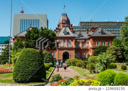 改装されて新しくなった北海道庁旧本庁舎　青空に映える札幌観光名所 129689230