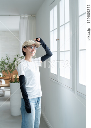 お出かけ前に全身UVケア 129689251