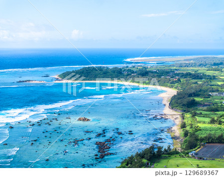 夏の土盛海岸（鹿児島県 奄美大島） 129689367