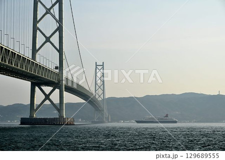 舞子公園　橋の科学館から　明石海峡大橋を通過するクルーズ客船遠望 129689555