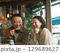 カフェで過ごすミドル夫婦 129689627