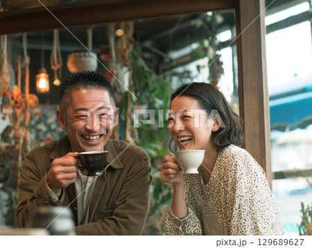 カフェで過ごすミドル夫婦 カフェで過ごすミドル夫婦 129689627