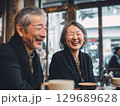 カフェで話すシニア夫婦 129689628