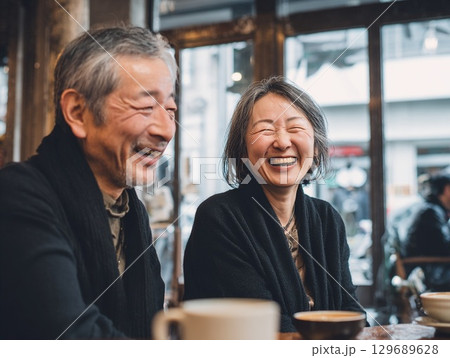 カフェで話すシニア夫婦 129689628